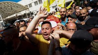 Para pelayat membawa jenazah seorang Palestina yang tewas ditembak pasukan Israel, 20 Juli 2023.  