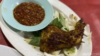 Ayam bakarnya empuk dengan olesan bumbu manis gurih. Disajikan bersama lalapan segar dan sambal terasi yang pedasnya nagih. Foto: detikFood/Yenny Mustika Sari