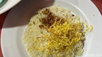 Ini tampilan nasi uduk yang primadona itu. Satu porsinya dibanderol Rp 9.000 disajikan lengkap dengan bawang goreng dan suwiran telur. Foto: detikFood/Yenny Mustika Sari