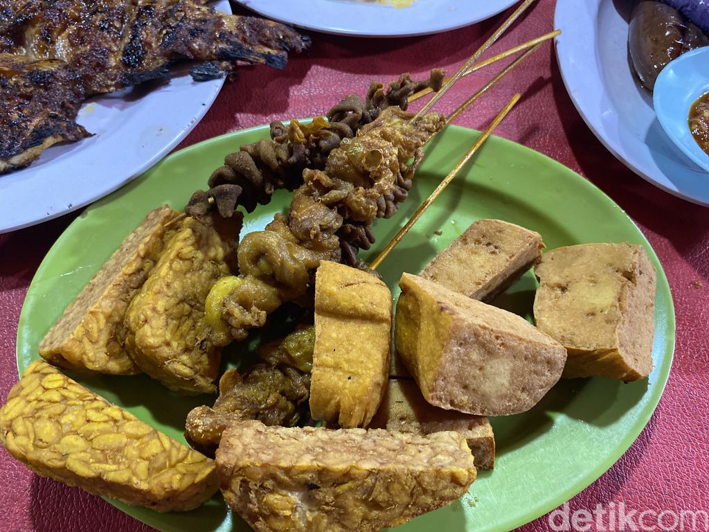 Street Food 101; Nasi Uduk Aquarius 94, warung nasi uduk legendaris di Taman Sunter Indah