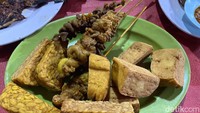 Lauk di sini mirip seperti warung pecel lele tendaan. Ayam gorengnya (Rp 21.000) gurih dengan bumbu yang meresap, tak heran kalau menjadi menu yang paling banyak dipesan. Ada juga ayam bakarnya (Rp 22.000) yang dibumbui manis gurih. Foto: detikFood/Yenny Mustika Sari