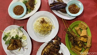 Kaki Lima Tapi Legendaris, Ini 5 Nasi Uduk Ayam Goreng Favorit