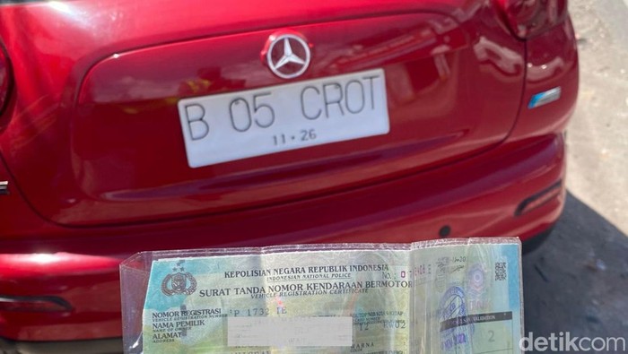 Nomor polisi nyeleneh mobil di Banyuwangi yang ternyata palsu.