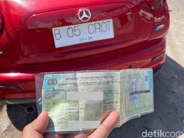 Nomor polisi nyeleneh mobil di Banyuwangi yang ternyata palsu.