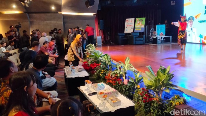 Orang tua siswa se-Surabaya mengikuti Masa Orientasi Orang Tua (MOT).