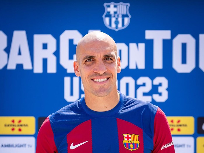 Oriol Romeu menjadi rekrutan anyar Barcelona pada musim panas 2023. Pemain jebolan La Masia itu didatangkan dari Girona dengan menebus klausul 4,5 juta euro.