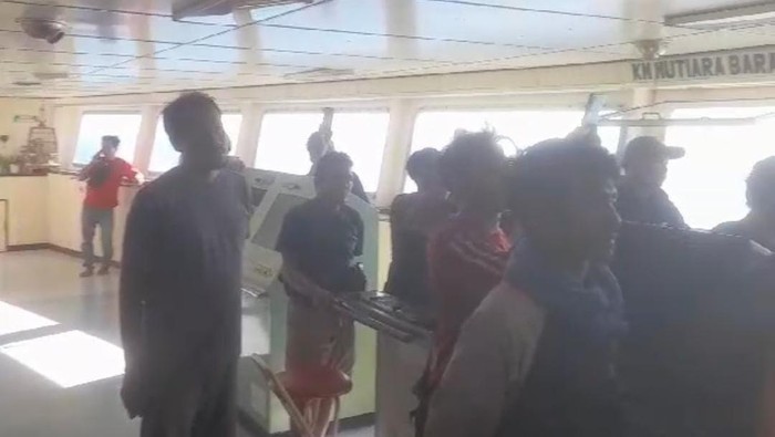 Para sopir penumpang kapal Mutiara Barat yang terombang-ambing di laut Bali