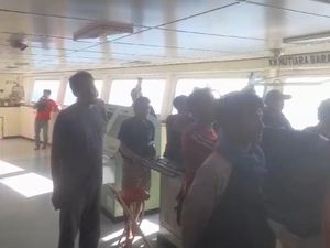 Kondisi Penumpang Kapal Mutiara Barat yang Terombang-ambing 24 Jam Lebih