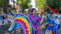 Peserta dari negara Meksiko menampilkan tari khas daerah mereka ketika mengikuti parade Bojonegoro Thengul International Folklore Festival 2023 di sekitar Alun-alun Bojonegoro, Jawa Timur, Sabtu (22/7/2023). 