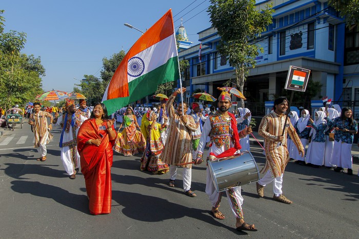 Peserta dari negara India menampilkan tari khas daerah mereka ketika mengikuti parade Bojonegoro Thengul International Folklore Festival 2023 di sekitar Alun-alun Bojonegoro, Jawa Timur, Sabtu (22/7/2023). Parade folklor  yang bertujuan mempromosikan kuliner, wisata, seni, dan budaya Bojonegoro tersebut juga diikuti empat negara yakni India, Meksiko, Slovenia dan Uzbekistan. ANTARA FOTO/Muhammad Mada/hp.