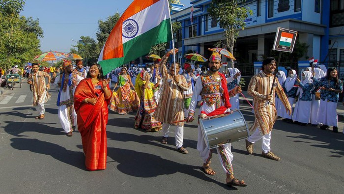 Parade Bojonegoro Thengul International Folklore Festival 2023 Peserta dari negara India menampilkan tari khas daerah mereka ketika mengikuti parade Bojonegoro Thengul International Folklore Festival 2023 di sekitar Alun-alun Bojonegoro, Jawa Timur, Sabtu (22/7/2023). Parade folklor yang bertujuan mempromosikan kuliner, wisata, seni, dan budaya Bojonegoro tersebut juga diikuti empat negara yakni India, Meksiko, Slovenia dan Uzbekistan. ANTARA FOTO/Muhammad Mada/hp.