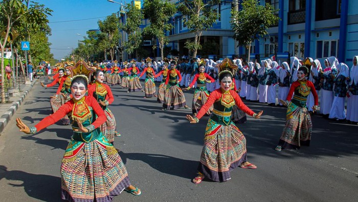 Parade Bojonegoro Thengul International Folklore Festival 2023 Peserta dari negara India menampilkan tari khas daerah mereka ketika mengikuti parade Bojonegoro Thengul International Folklore Festival 2023 di sekitar Alun-alun Bojonegoro, Jawa Timur, Sabtu (22/7/2023). Parade folklor yang bertujuan mempromosikan kuliner, wisata, seni, dan budaya Bojonegoro tersebut juga diikuti empat negara yakni India, Meksiko, Slovenia dan Uzbekistan. ANTARA FOTO/Muhammad Mada/hp.