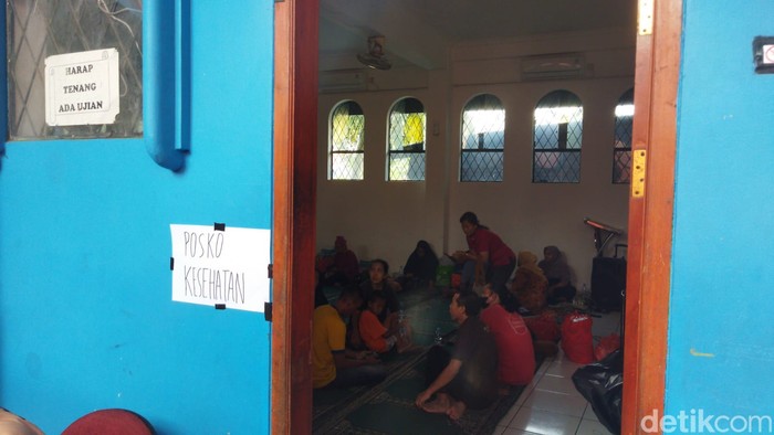 Pengungsian korban kebakaran Setiabudi, Jaksel, 22 Juli 2023. (Kurniawan Fadilah/detikcom)