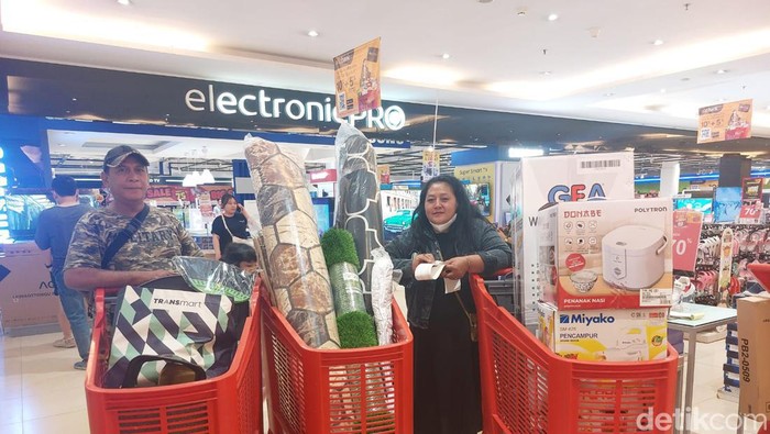 Pengunjung Borong belanjaan hingga 3 troli di Transmart Full Day Sale