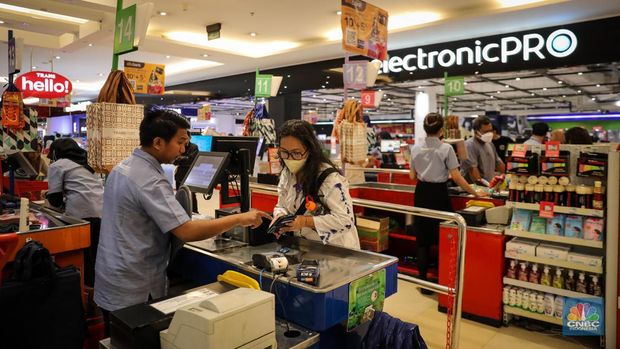 Pengunjung melakukan transaksi pembayaran saat berlangsungnya Full Day Sale di Transmart Cempaka Putih, Jakarta, Sabtu (22/7/2023). (CNBC Indonesia/Faisal Rahman)