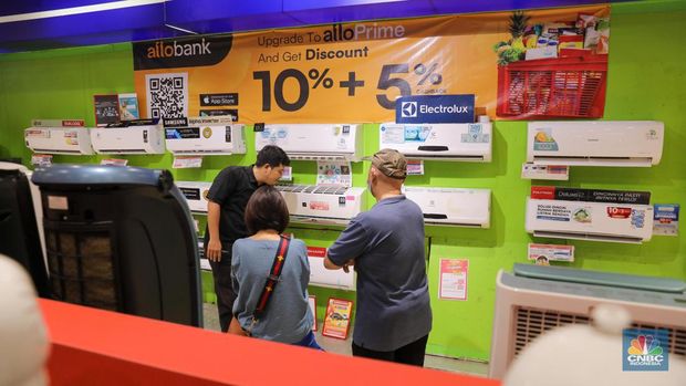 Pengunjung memilih barang elektronik saat berlangsungnya Full Day Sale di Transmart Cempaka Putih, Jakarta, Sabtu (22/7/2023). (CNBC Indonesia/Faisal Rahman)