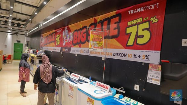 Pengunjung memilih barang elektronik saat berlangsungnya Full Day Sale di Transmart Cempaka Putih, Jakarta, Sabtu (22/7/2023). (CNBC Indonesia/Faisal Rahman)