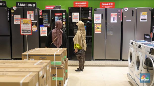 Pengunjung memilih barang elektronik saat berlangsungnya Full Day Sale di Transmart Cempaka Putih, Jakarta, Sabtu (22/7/2023). (CNBC Indonesia/Faisal Rahman)