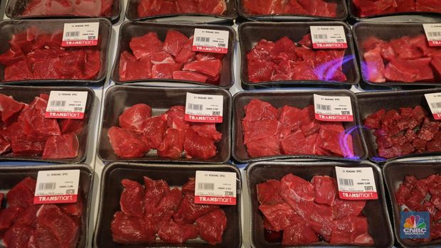 Pengunjung memilih produk pangan daging potong saat berlangsungnya Full Day Sale di Transmart Cempaka Putih, Jakarta, Sabtu (22/7/2023). (CNBC Indonesia/Faisal Rahman)