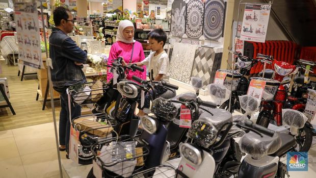 Pengunjung memilih sepeda listrik saat berlangsungnya Full Day Sale di Transmart Cempaka Putih, Jakarta, Sabtu (22/7/2023). (CNBC Indonesia/Faisal Rahman)