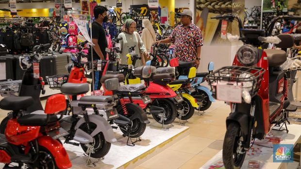 Pengunjung memilih sepeda listrik saat berlangsungnya Full Day Sale di Transmart Cempaka Putih, Jakarta, Sabtu (22/7/2023). (CNBC Indonesia/Faisal Rahman)