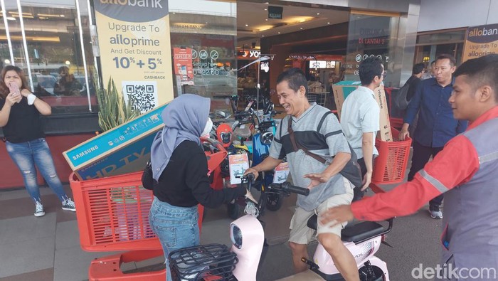 Pengunjung Transmart beli sepeda listrik untuk disewakan lagi
