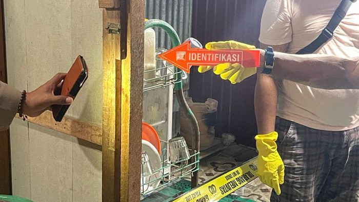 Ibu rumah tangga (IRT) asal Mendahara Ilir, Tanjung Jabung Timur, Dahlina, tewas jadi korban perampokan sadis. Polisi melakukan olah TKP, Sabtu (22/7/2023).