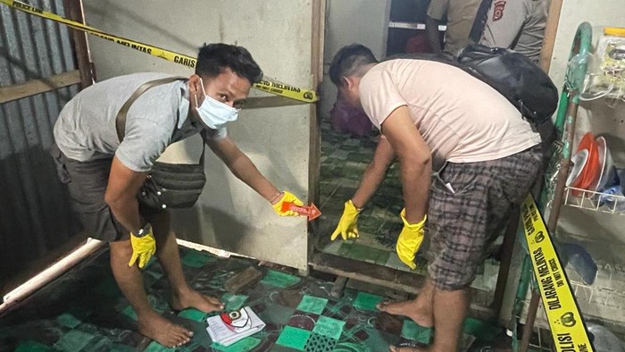 Ibu rumah tangga (IRT) asal Mendahara Ilir, Tanjung Jabung Timur, Dahlina, tewas jadi korban perampokan sadis. Polisi melakukan olah TKP, Sabtu (22/7/2023).
