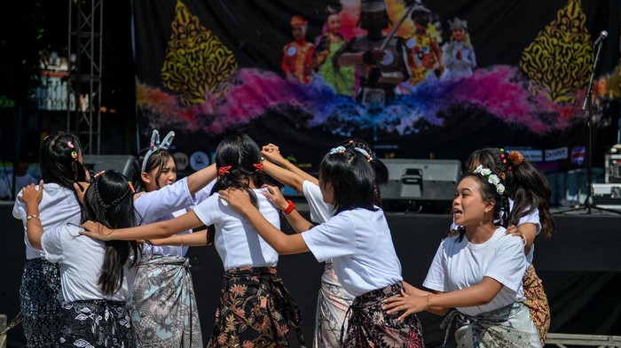Sejumlah anak memainkan permainan tradisional saat peringatan Hari Anak Nasional di Nyengseret, Bandung, Jawa Barat, Sabtu (22/7/2023). Karang Taruna Kelurahan Nyengseret mengajak anak-anak untuk memperingati Hari Anak Nasional dengan melukis dinding dan penampilan tari daerah serta penaburan serbuk warna warni sebagai simbol keanekaragaman di Indonesia. ANTARA FOTO/Raisan Al Farisi/hp.