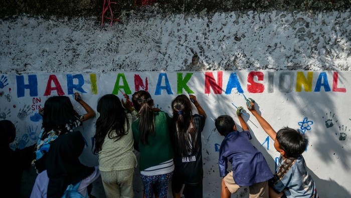 Peringatan Hari Anak Nasional di Bandung Sejumlah anak memainkan permainan tradisional di saat perayaan Hari Anak Nasional di Nyengseret, Bandung, Jawa Barat, Sabtu (22/7/2023). Karang Taruna Kelurahan Nyengseret mengajak belum dewasa untuk memperingati Hari Anak Nasional dengan melukis dinding dan performa tari wilayah serta penaburan serbuk warna warni selaku simbol keanekaragaman di Indonesia. ANTARA FOTO/Raisan Al Farisi/hp.