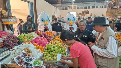 Petugas KPU Klungkung turun ke Pasar Galiran untuk melakukan sosialisasi terkait Pemilu 2024. Mereka menebar berbagai alat peraga, dari stiker hingga boneka. (Putu Krista/detikBali)