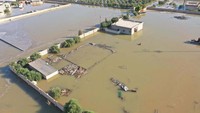 Banjir ini disebabkan kerusakan pipa besar yang menyebabkan kebocoran.  