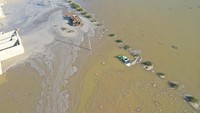 Tampak sejumlah kendaraan ikut terendam banjir.  