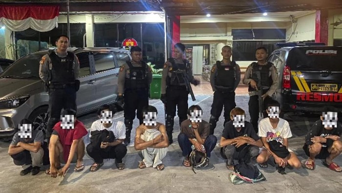 Polisi mengamankan 8 remaja membawa senjata tajam diduga hendak tawuran di Lebak Bulus, Jakarta Selatan.