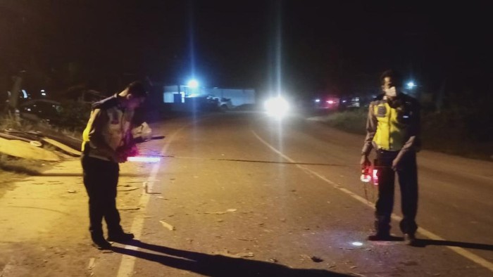 Polisi saat melakukan olah TKP di lokas kecelakaan