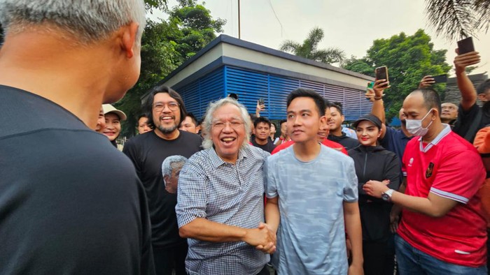 Politikus senior PDIP Panda Nababan dan Wali Kota Solo Gibran Rakabuming Raka bertemu di acara lari pagi dan blusukan bacapres PDIP Ganjar Pranowo di Citereup, Bogor, Sabtu (22/7/2023).