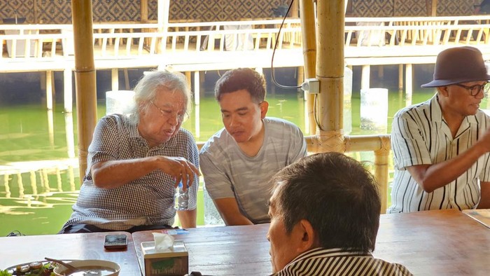 Politikus senior PDIP Panda Nababan dan Wali Kota Solo Gibran Rakabuming Raka bertemu di acara lari pagi dan blusukan bacapres PDIP Ganjar Pranowo di Citereup, Bogor, Sabtu (22/7/2023).
