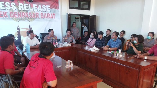 Polsek Denpasar Barat menggelar pertemuan untuk memediasi perkelahian dua remaja di Lapangan Astagina, Jalan Gunung Tangkuban Perahu Nomor 291, Desa Padangsambian Klod, Kecamatan Denpasar Barat, Kota Denpasar. (Dok. Polresta Denpasar)