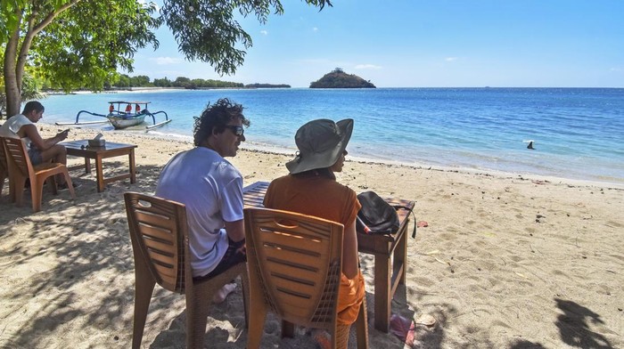 Potensi wisata Pantai Elak-Elak Sekotong Lombok Wisatawan manca negara bersantai di pinggiran Pantai Elak-Elak, Sekotong, Lombok Barat, NTB, Sabtu (22/7/2023). Pantai Elak-Elak Sekotong memiliki potensi panorama yang tak kalah indahnya dengan pantai lainnya di Lombok Barat dan cocok sebagai daerah wisata seperti snorkeling, diving serta aktivitas kebaharian lainnya tetapi fasilitas pendukung seperti penginapan di kawasan tersebut masih harus ditingkatkan. ANTARA FOTO/Ahmad Subaidi/Spt.