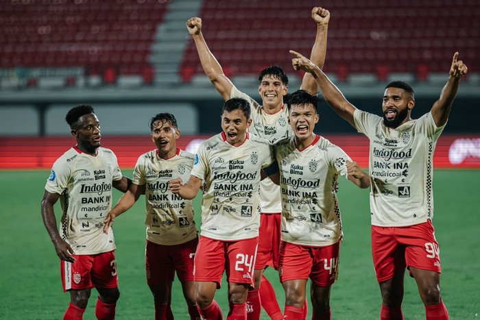 Potret kebahagiaan pemain Bali United usai Ricky Fajrin mencetak gol 2 kali pada Jum’at (21/7/2023) di Gianyar. (Dok. Bali United Official)
