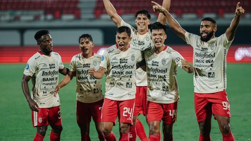 Potret kebahagiaan pemain Bali United usai Ricky Fajrin mencetak gol 2 kali pada Jum’at (21/7/2023) di Gianyar. (Dok. Bali United Official)