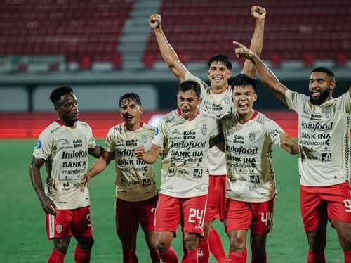Potret kebahagiaan pemain Bali United usai Ricky Fajrin mencetak gol 2 kali pada Jum’at (21/7/2023) di Gianyar. (Dok. Bali United Official)