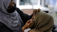 Otoritas Taliban Afghanistan telah memerintahkan salon kecantikan di seluruh negeri untuk tutup dalam waktu sebulan. 