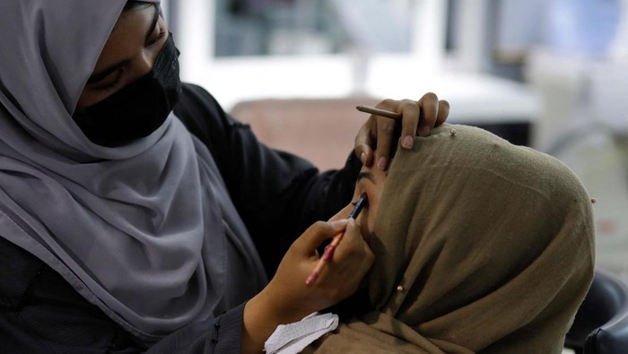 Potret Salon Kecantikan di Afghanistan yang Dilarang Taliban Afghan beauticians apply makeup to clients in a beauty salon in Kabul, Afghanistan, July 12, 2023. REUTERS/Ali Khara