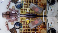 Melansir Bloomberg, Kamis, 20 Juli 2023, kebijakan itu dinilai tidak masuk akal dan hanya karena alasan konyol, yaitu salon kecantikan dianggap menyulitkan perekonomian keluarga mempelai yang menikah. Salon kecantikan wanita juga bisa menguras duit pria, sehingga diklaim tidak sesuai dengan ajaran Islam. 