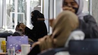 Rezim Taliban yang kembali berkuasa sejak 2021 mengeluarkan dekrit larangan salon kecantikan beroperasi di negara itu pada 4 Juli lalu. 