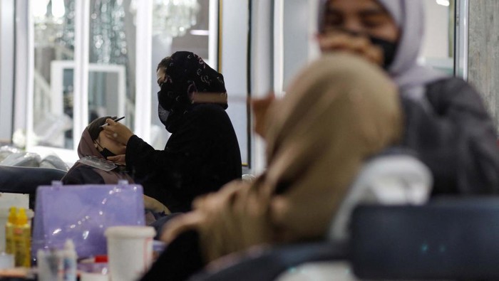 Potret Salon Kecantikan di Afghanistan yang Dilarang Taliban Afghan beauticians apply makeup to clients in a beauty salon in Kabul, Afghanistan, July 12, 2023. REUTERS/Ali Khara