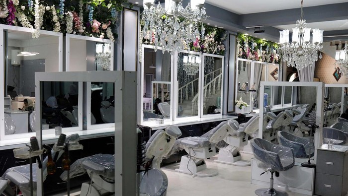 Potret Salon Kecantikan di Afghanistan yang Dilarang Taliban Afghan beauticians apply makeup to clients in a beauty salon in Kabul, Afghanistan, July 12, 2023. REUTERS/Ali Khara