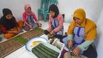 Melihat Produksi Kerupuk Daun Kelor di NTB