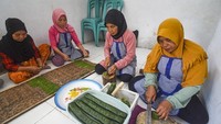 UMKM binaan Astra Motor NTB tersebut setiap bulannya memproduksi kerupuk sebanyak 50 kg yang dijual seharga Rp 10 ribu untuk kemasan 150 gram dan dipasarkan ke toko oleh-oleh di Mataram. 